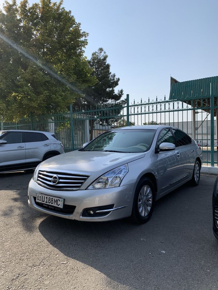 Nissan teana sotiladi