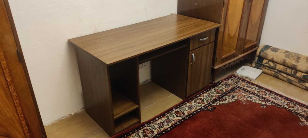 Birou de calculator cu rafturi, sertare si tava tastatura