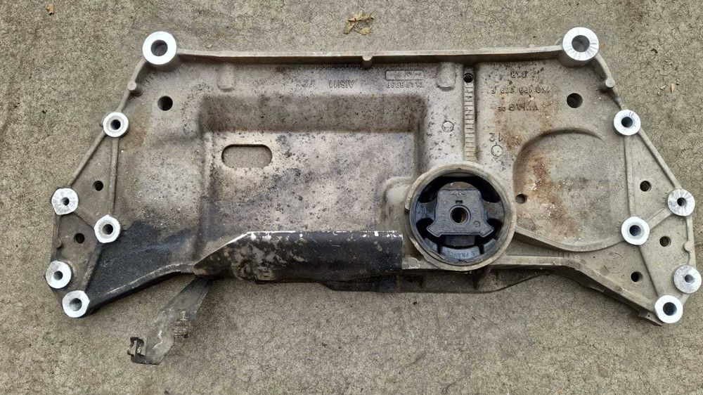 Jug cadru motor VW Golf 5 cod 1K0 199 369 F