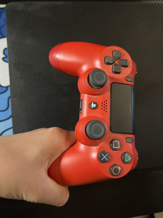 Playstation 4 slim 500GB,с един червен джойстик и всички кабели