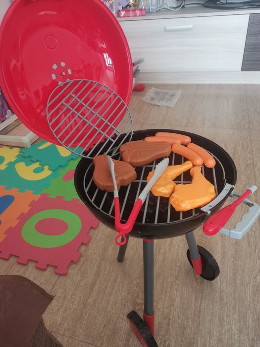 Щанд магазин с везна и барбекю