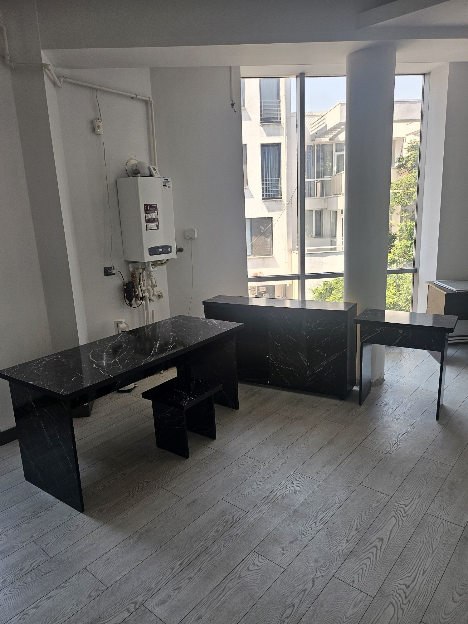 Vând masa + birou +mobilier suspendat și scaun birou