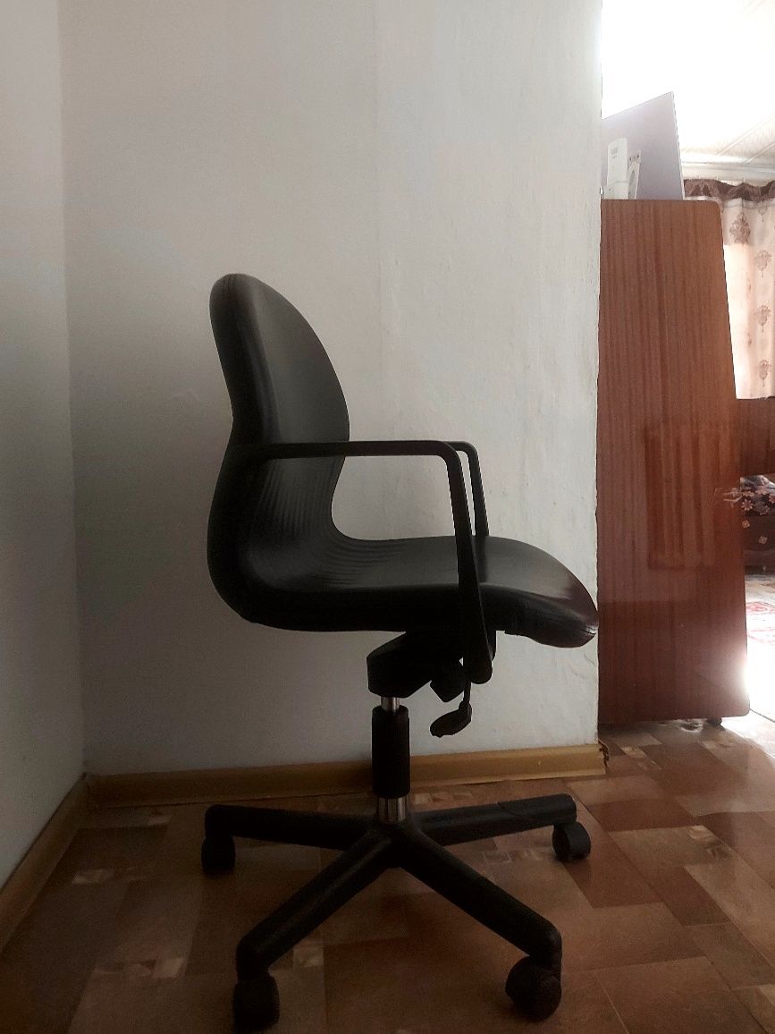 Офисное кресло кожа