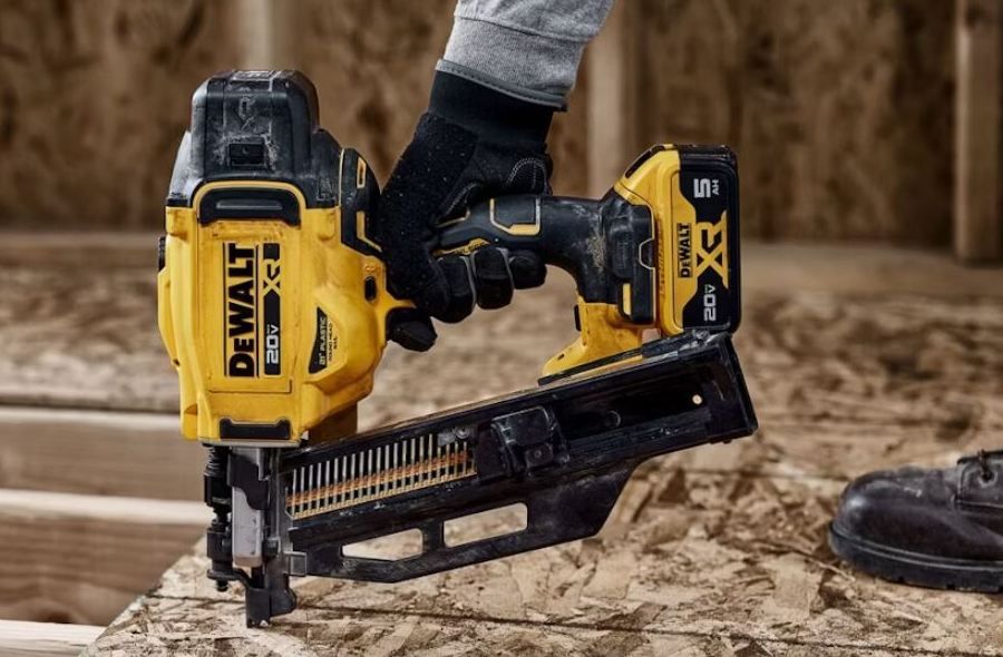 Акумулаторен такер за дърво DeWALT DCN930P2, 18V