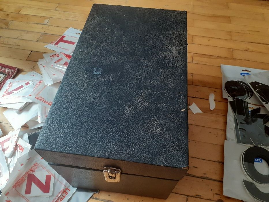 Комплект над 1000 самозалепешти се букви и цифри.