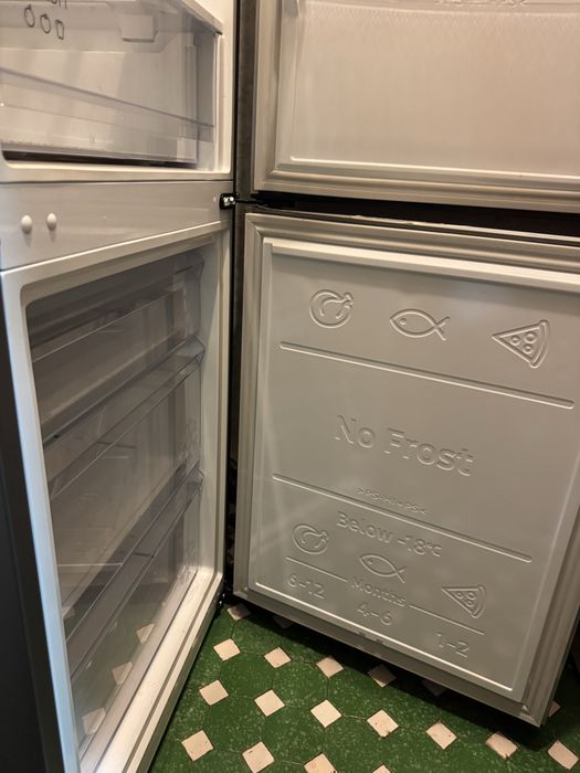 Frigider Samsung model RB33B612ESA