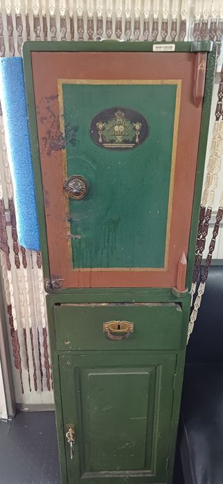 Продавам стара желязна каса