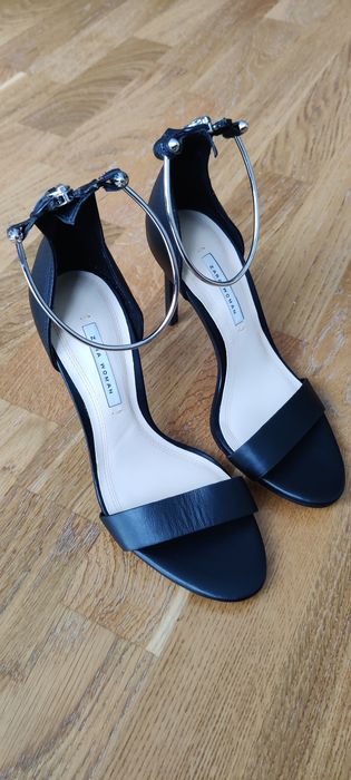 Sandale negre cu baretă metalică