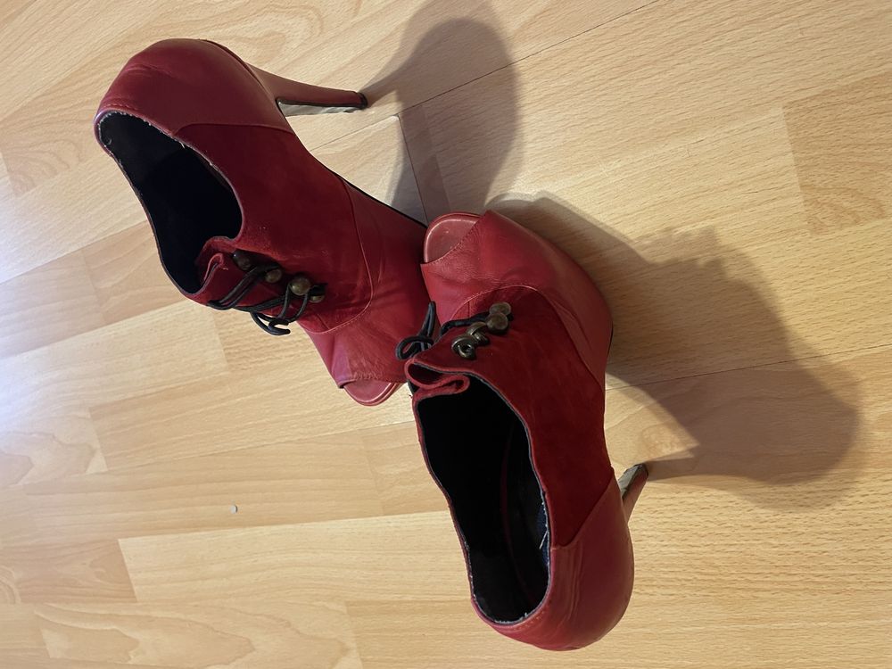 Vand botine rosii piele naturala superbe
