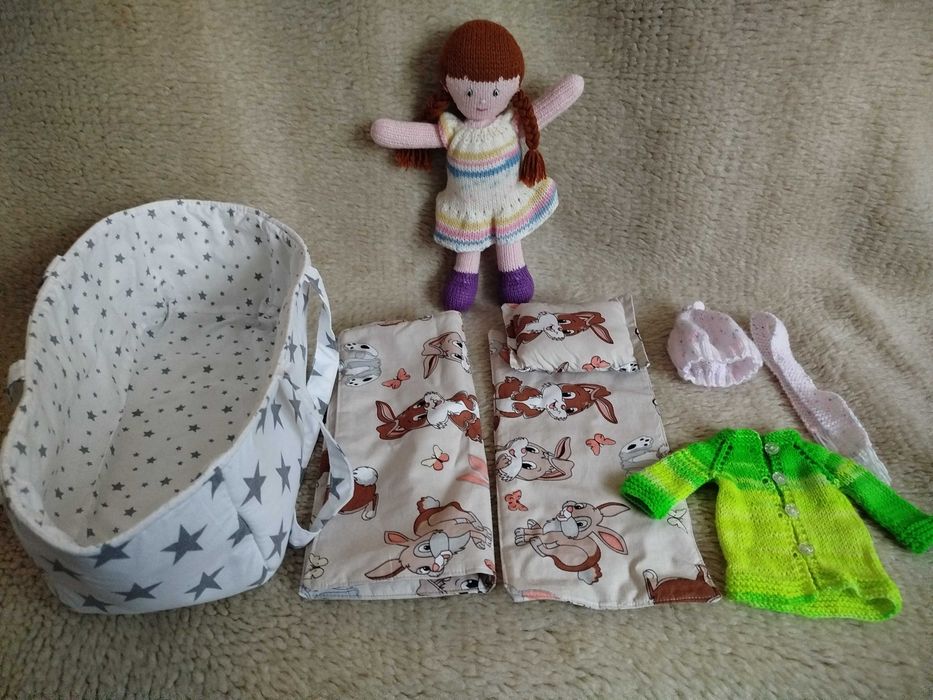 Плетена кукла с аксесоари и кошче