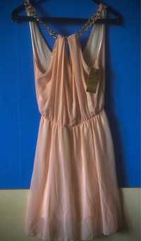 Елегантна розова рокля със златна верижка