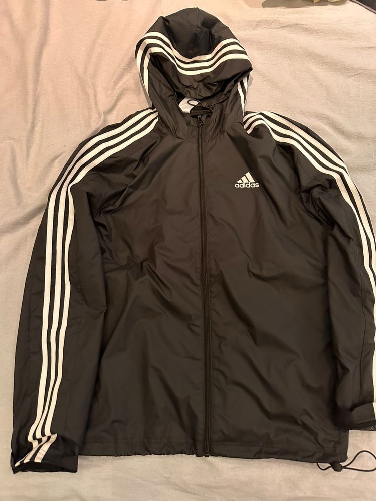 Adidas три ленти през качулката