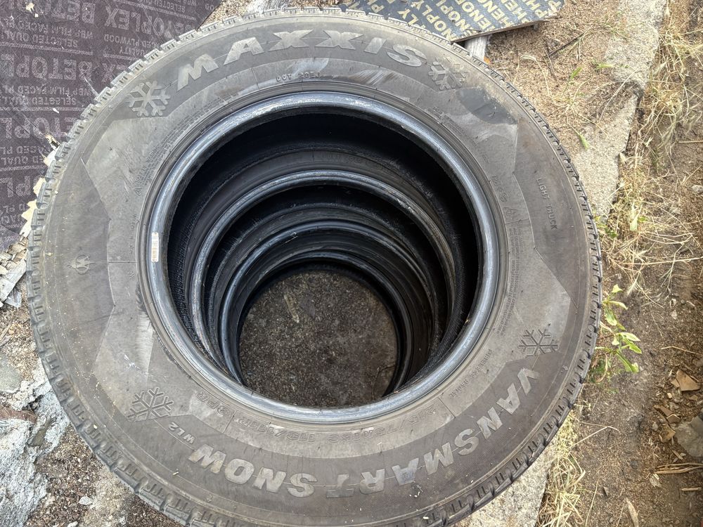 Зимни гуми 215/75/16 Maxxis Бусови