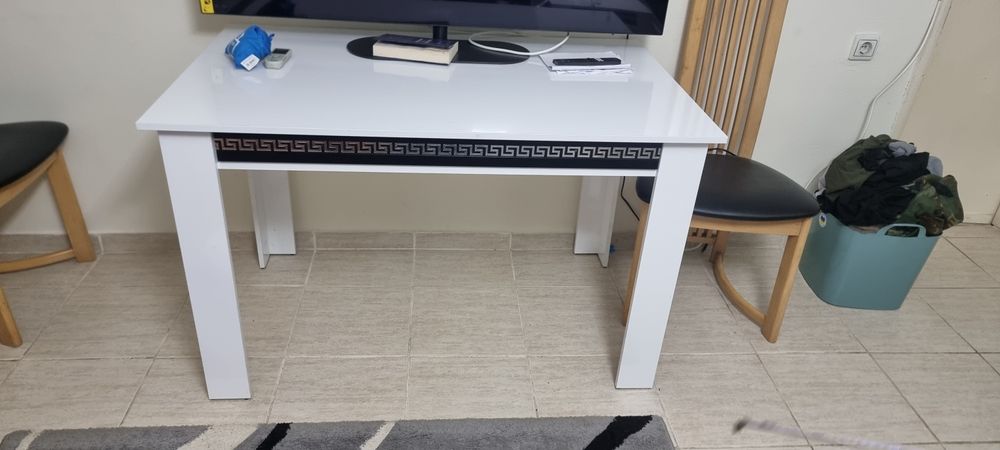 Два кожени дивана с 2 маси, отлично състояние