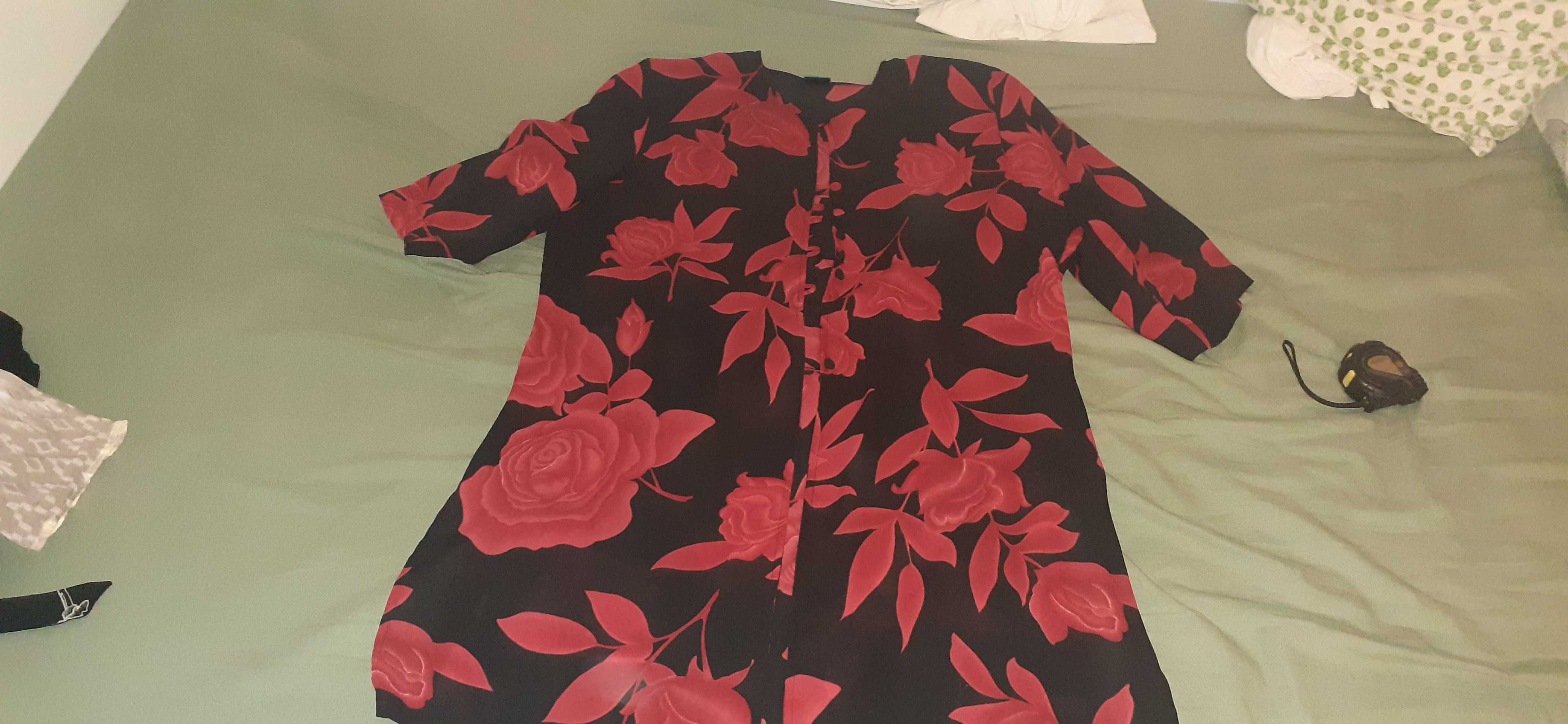 Bluza neagra de voal, cu flori rosii, marimea L/XL