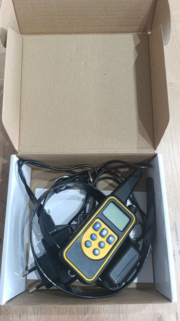 Продам клетку , ошейник, куртку, башмаки для собаки