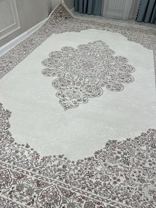 ақ түсті үлкен өрнекті кілем сатамын.{3,5*5}