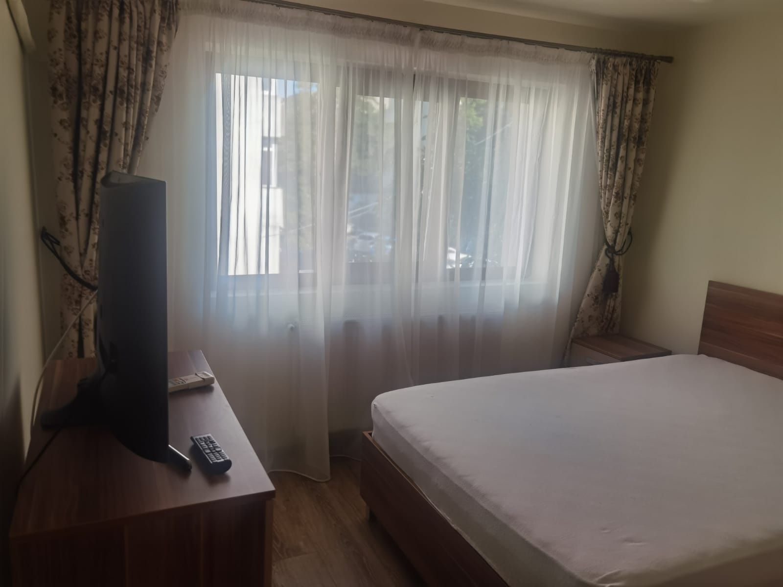 Închiriez apartament 3 camere