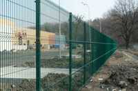 Garduri din plăci de beton sau plasă bordurată