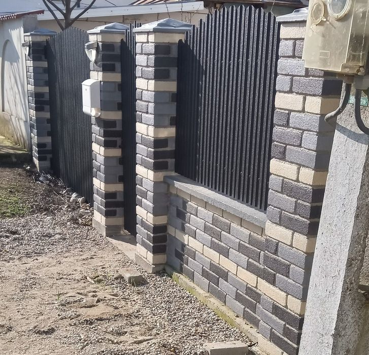 Vînd cărămidă, construiesc garduri (gard) din cărămidă aparentă