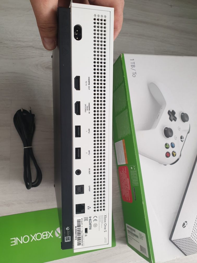Xbox One S 4K UHD, 1 Tb in stare IMPECABILĂ cu multiple jocuri instala