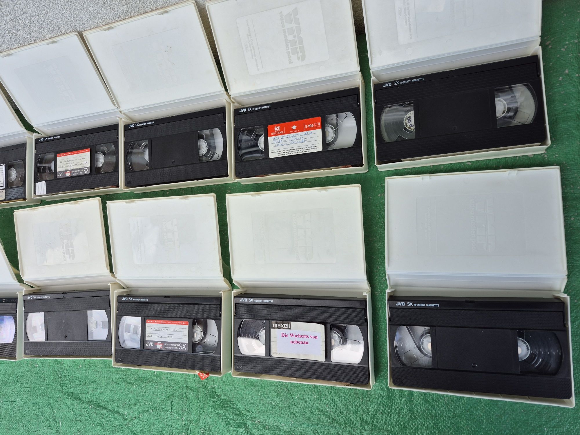 Vând 18 casete video VHS JVC originale de 240minute colectie de filme