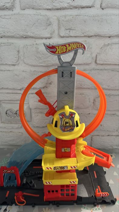 Hot Wheels®City Пожарна Super Loop Fire Station
