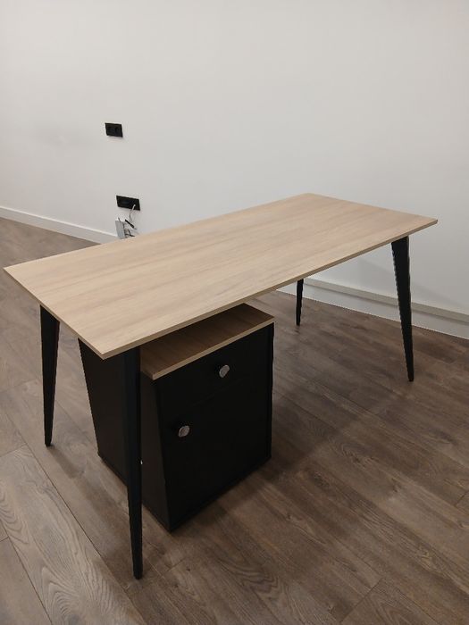 Продается офисный стол с тумбой