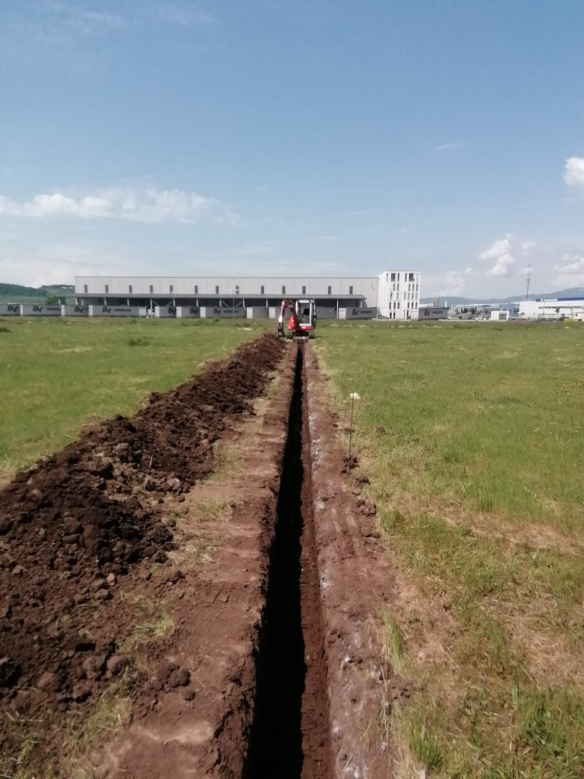 Închiriez prestez servicii mini-excavator