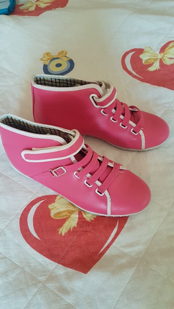 ботинки розовые.