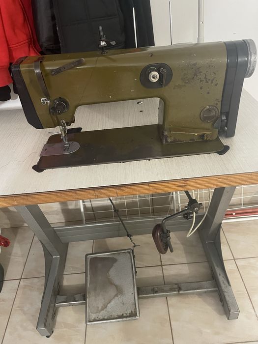 Masina de cusut industriala si triploc