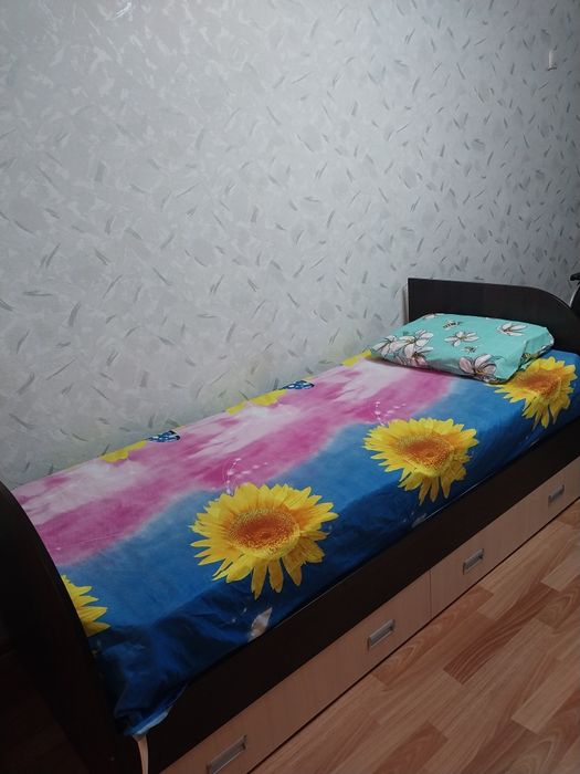 Кровать односпальная.