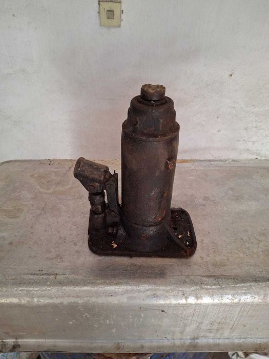 Продается домкрат автомобильный гидралика.