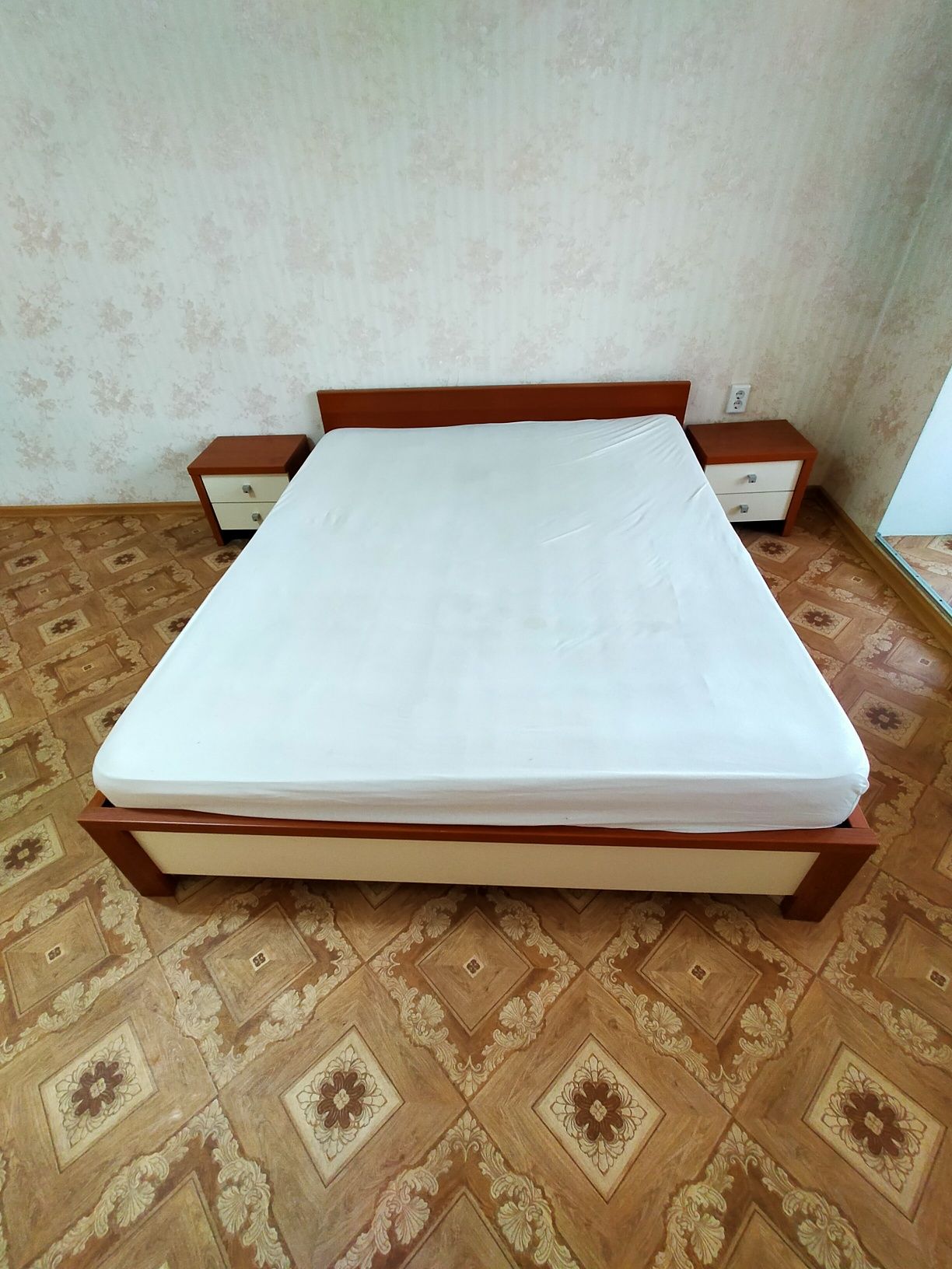 Продам кровать две тумбы в хорошем состоянии , р-р 166см х 206см