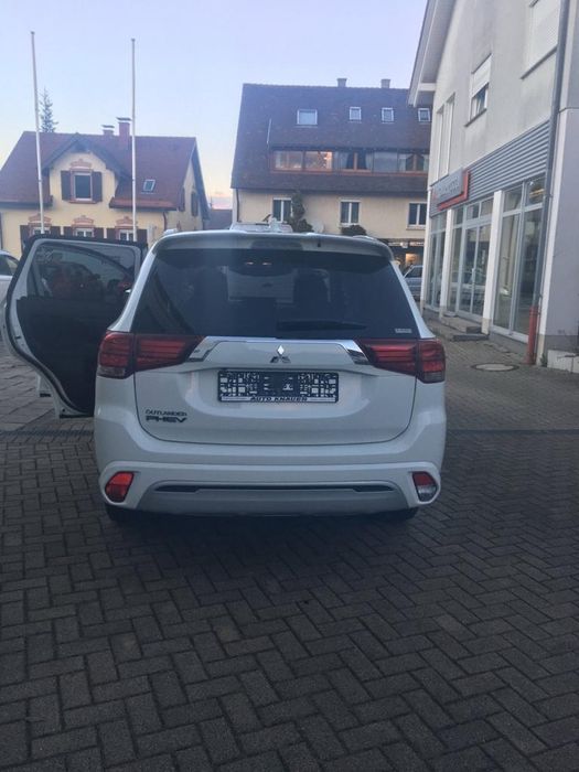 Oferta luna noiembrie -Mitsubishi outlander plug in hibrid- în garan