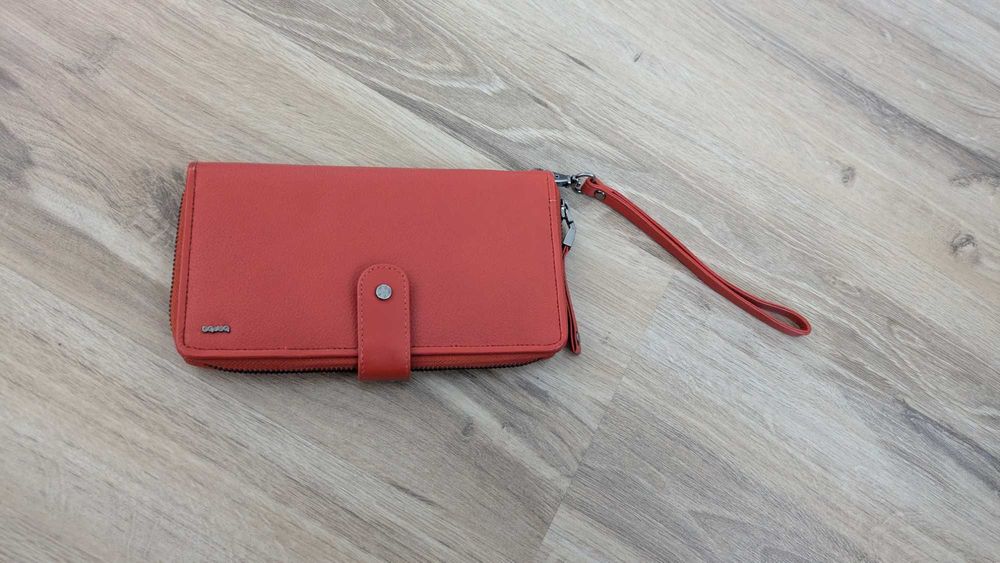 Елегантна кожена чанта