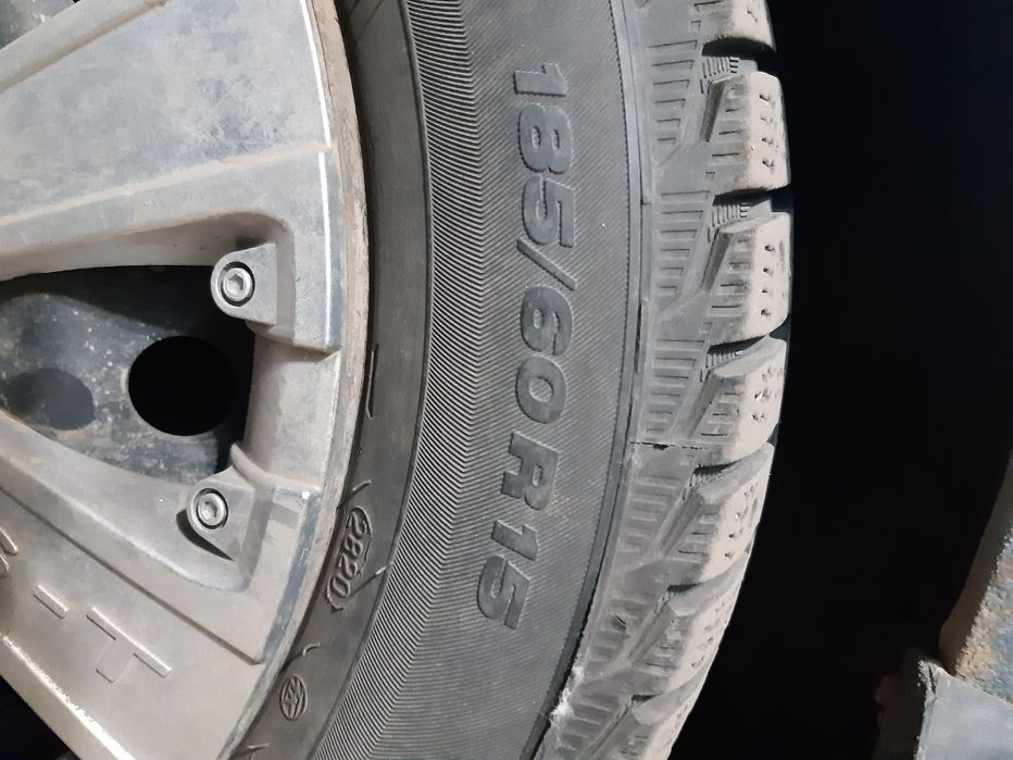 Продам зимнюю резину в хорошем состоянии.