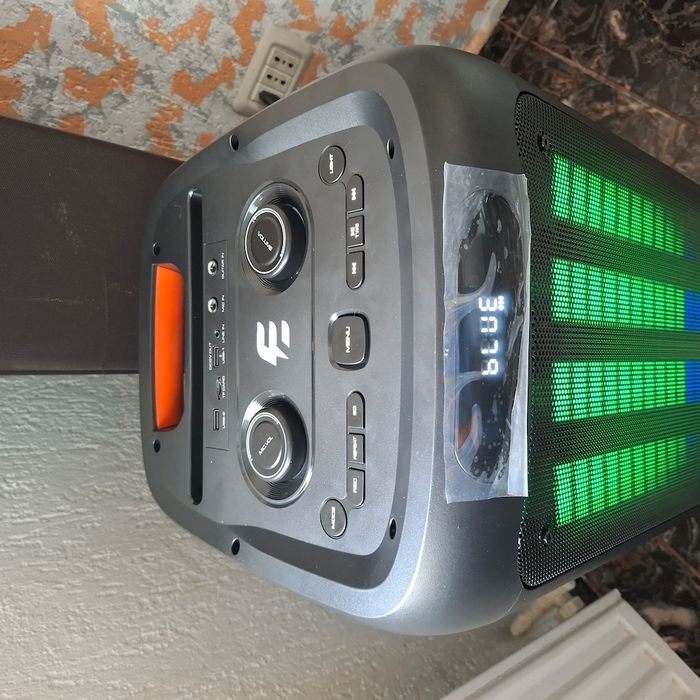 Boxă portabilă cu sunet puternic și lumini de petrecere!