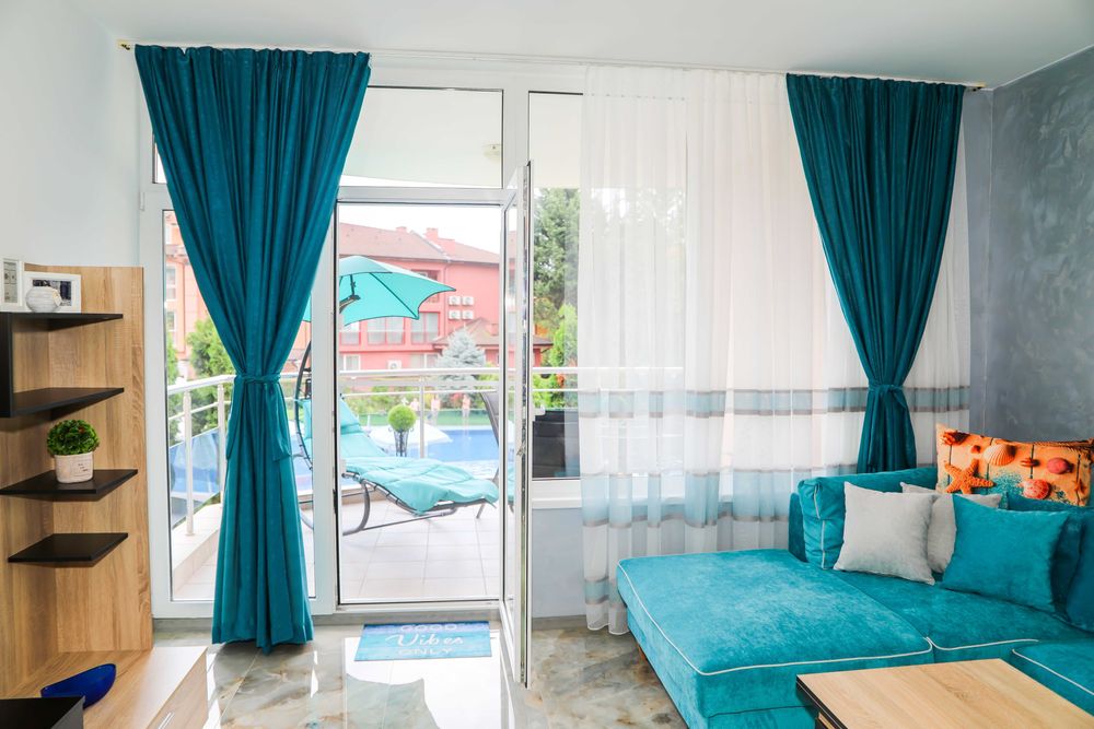 Под Наем тристаен апартамент на първа линия в Равда