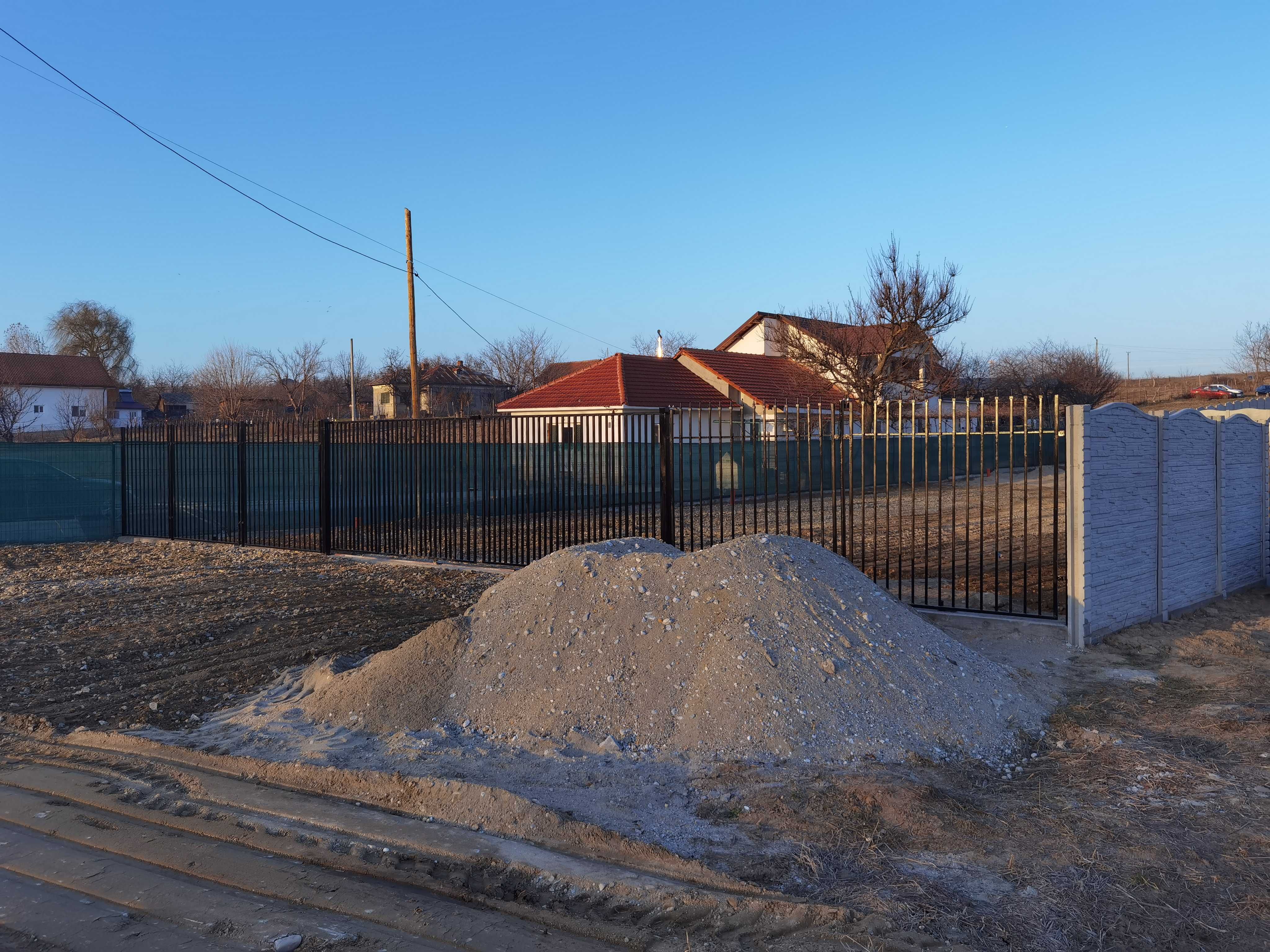 Închiriez teren Malu Mare 1000 mp, închis cu utilităti, lingă Bilka