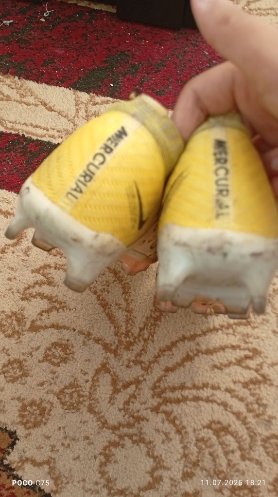 Продаю бутсы жёлтые Найк оригинал