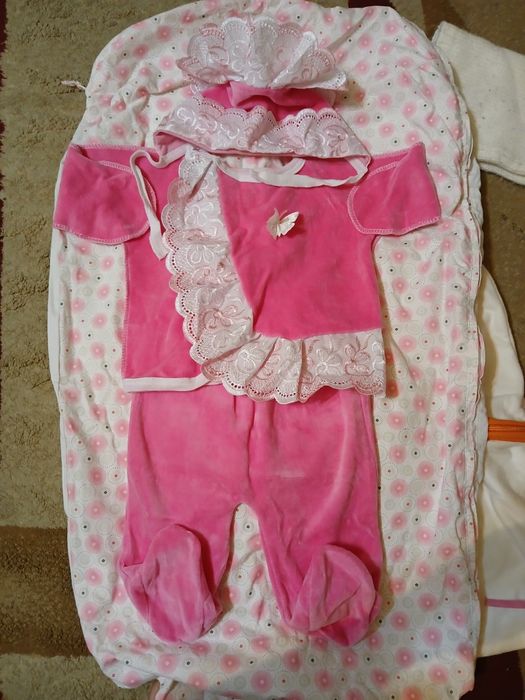 Костюм на выписку новый для девочкии.