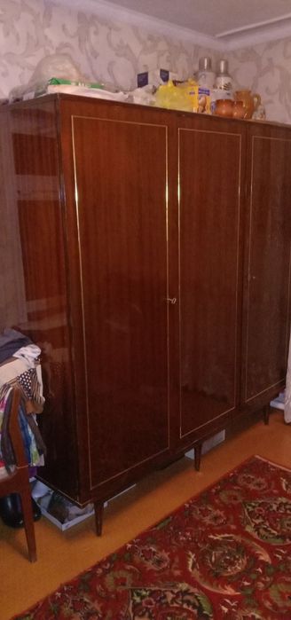 Шкаф трёхдверный