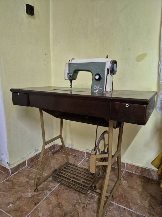 Mașină de cusut model vechi