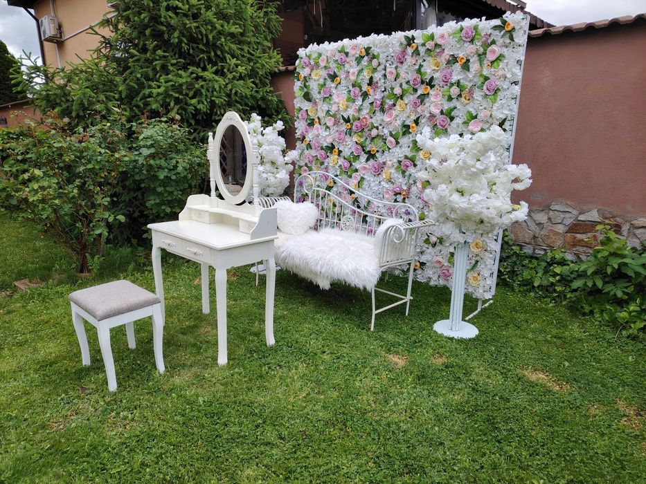 Panou floral cu băncuță și stâlpișori