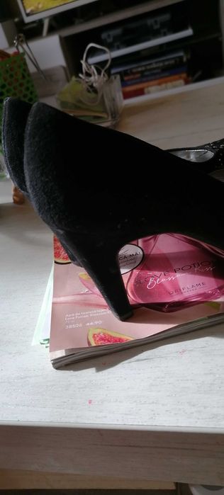 Vand pantofi ocazie, negrii- piele int/ext cu pietricele si albastrii