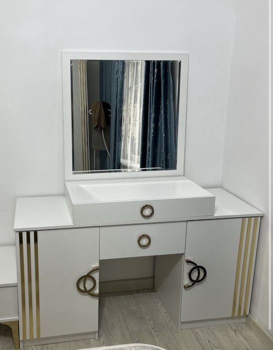 Туалетный столик/ тумба