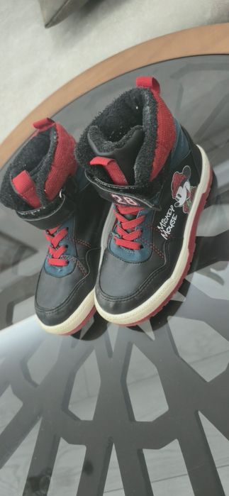 Много запазени обувки