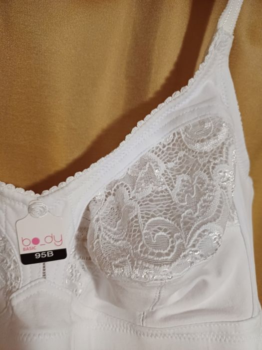 Sutiene noi 95 B,albe