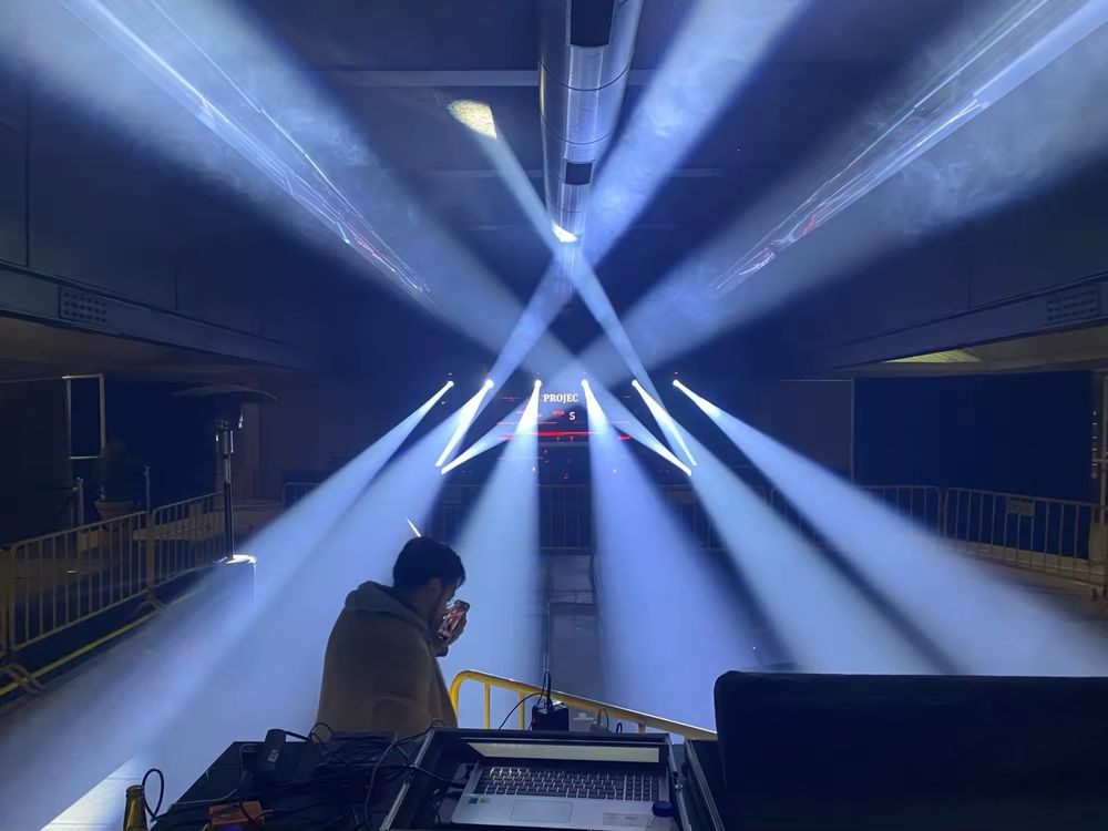 Moving Head Beam+Spot 200W LED NOU!